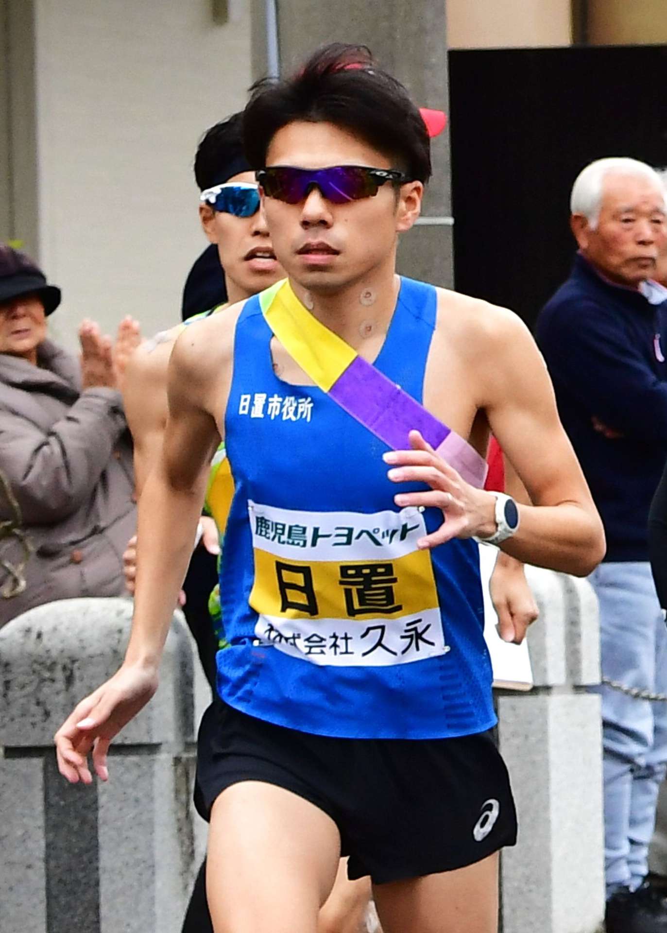 日置９区　川口竜也（日置市役所）区間新の快走を見せた日置・川口竜也＝枕崎市
