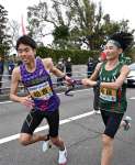 第７中継所、姶良・中園勁翔（右）が樗木颯瑳にたすきを渡す＝南九州市