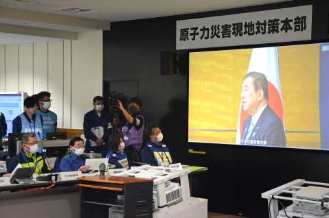 石破茂首相の緊急事態宣言を聞く自治体関係者ら＝１５日、薩摩川内市