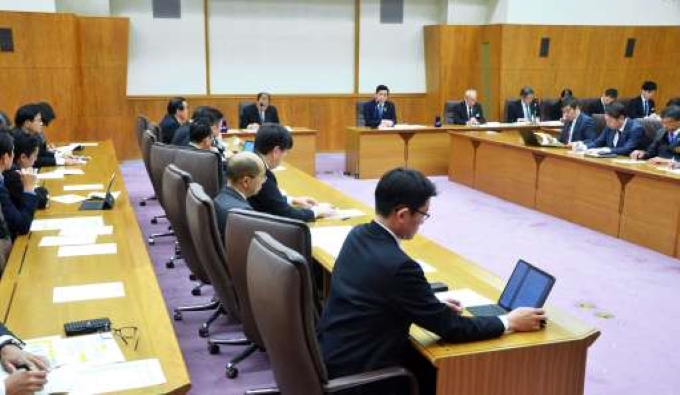鹿児島県が新総合体育館整備で新たな事業費や整備手法を示した説明会＝１４日、県議会