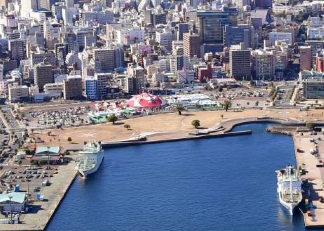 新総合体育館建設予定地のドルフィンポート跡地。現在、サーカス会場となっている＝１月１０日