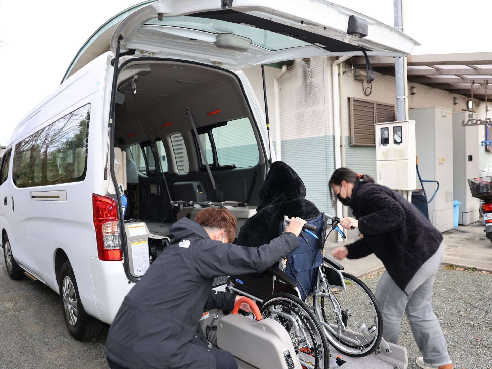 入所者の避難訓練をする施設関係者＝１５日、薩摩川内市の「お多麻さんの家」