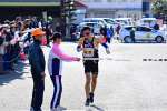 ２日連続で日間優勝を飾った姶良。ゴールテープを切るアンカー永吉＝１６日、出水市役所