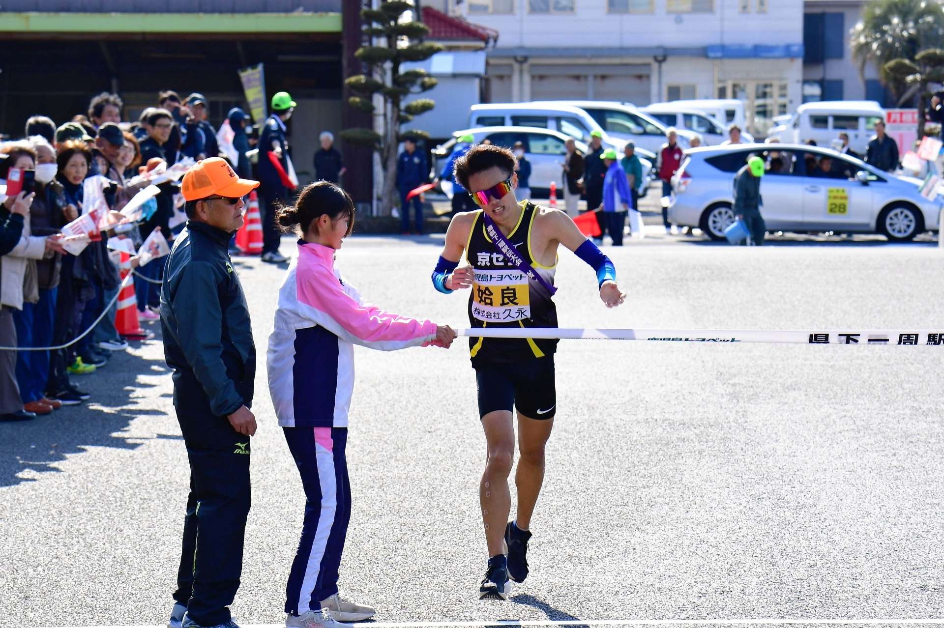 ２日連続で日間優勝を飾った姶良。ゴールテープを切るアンカー永吉＝１６日、出水市役所