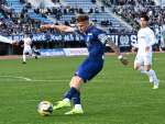 前半、シュートを放つ鹿児島ユナイテッドのアンジェロッティ＝白波スタジアム