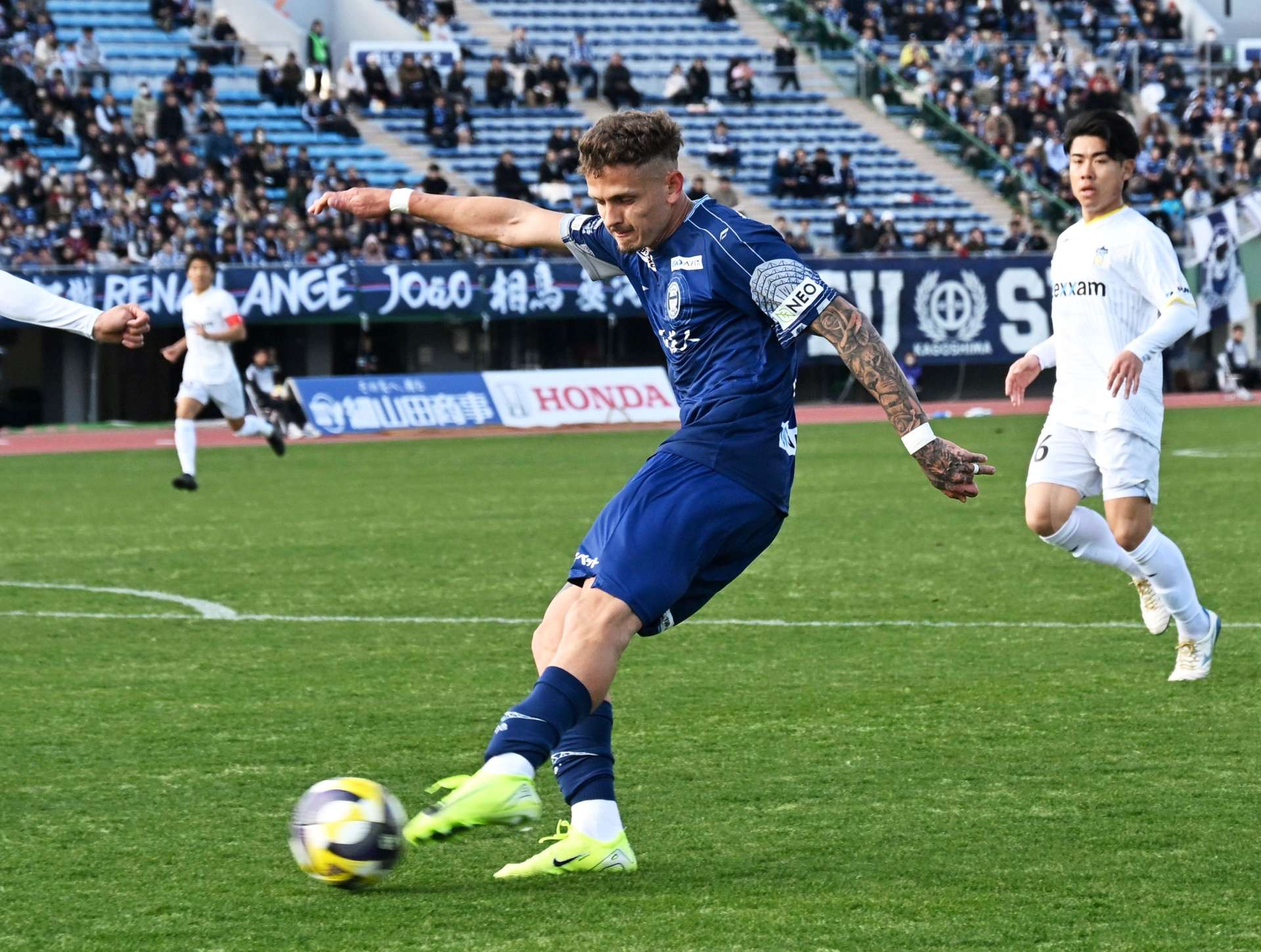 前半、シュートを放つ鹿児島ユナイテッドのアンジェロッティ＝白波スタジアム
