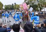 大勢の見物客が見守る中、踊り歩く鈴かけ馬＝１６日、霧島市隼人の鹿児島神宮