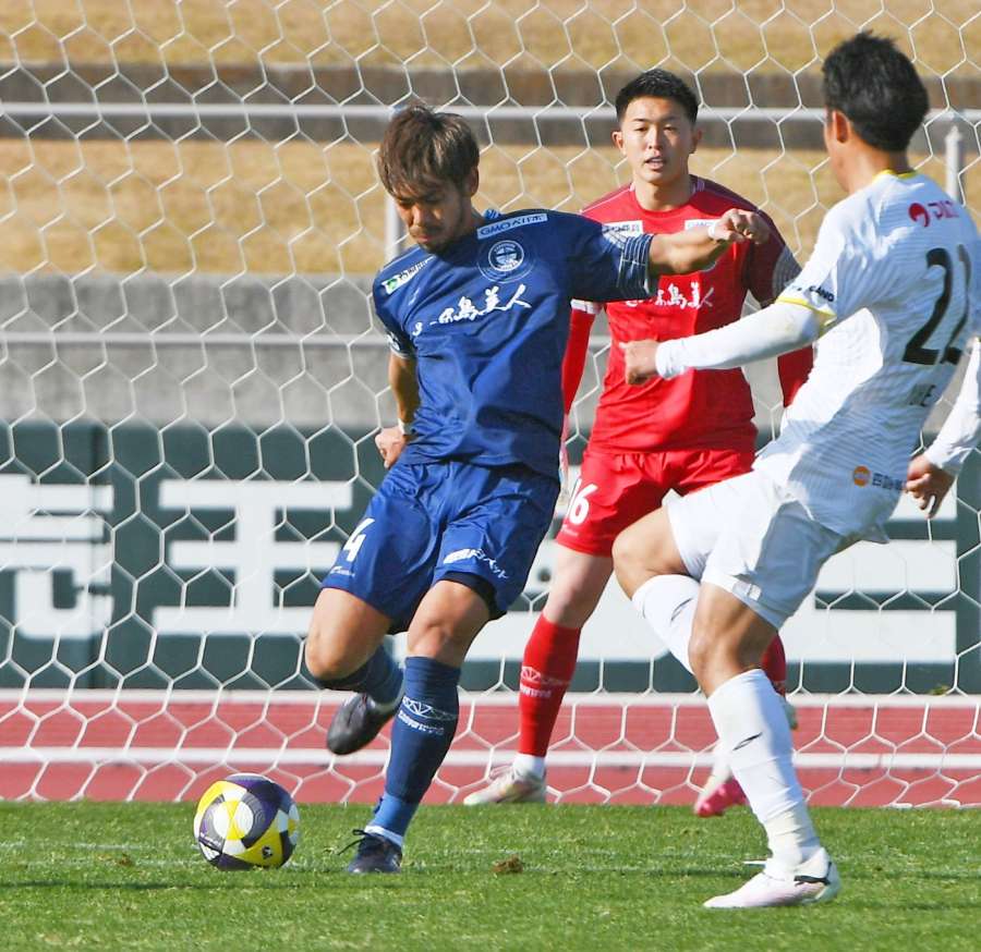 前半、前線にパスを出す鹿児島Ｕの広瀬（４）＝白波スタジアム
