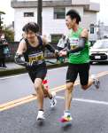 第２中継所、日置・東汰騎（右）から市来原潤にたすきが渡る＝日置市