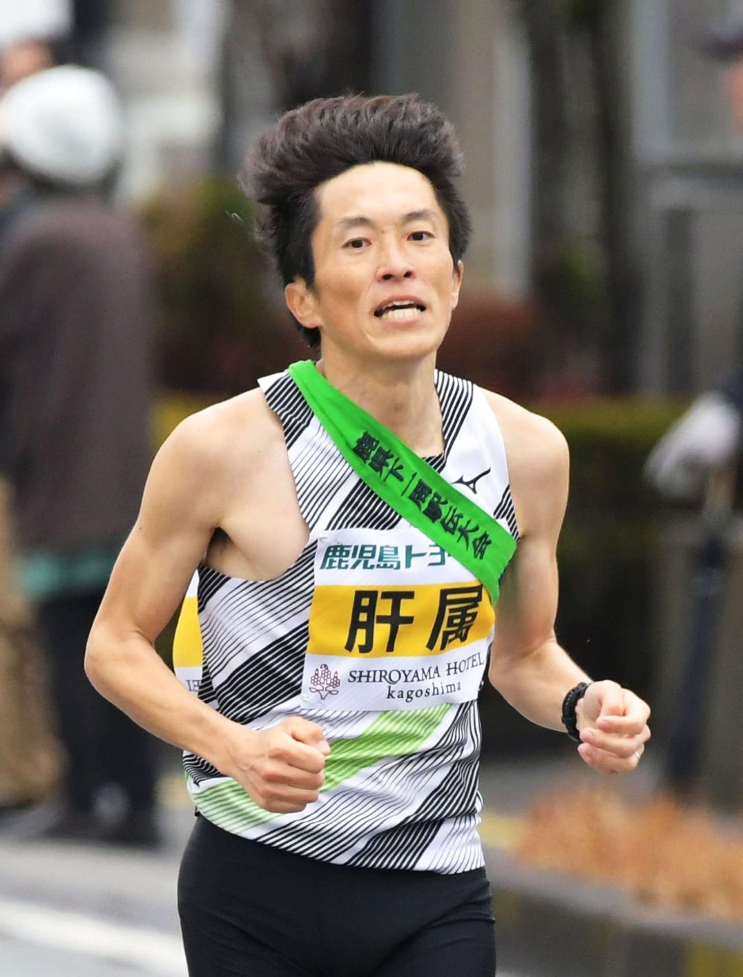 雨の中懸命な走りを見せる肝属・坂中伸作＝日置市