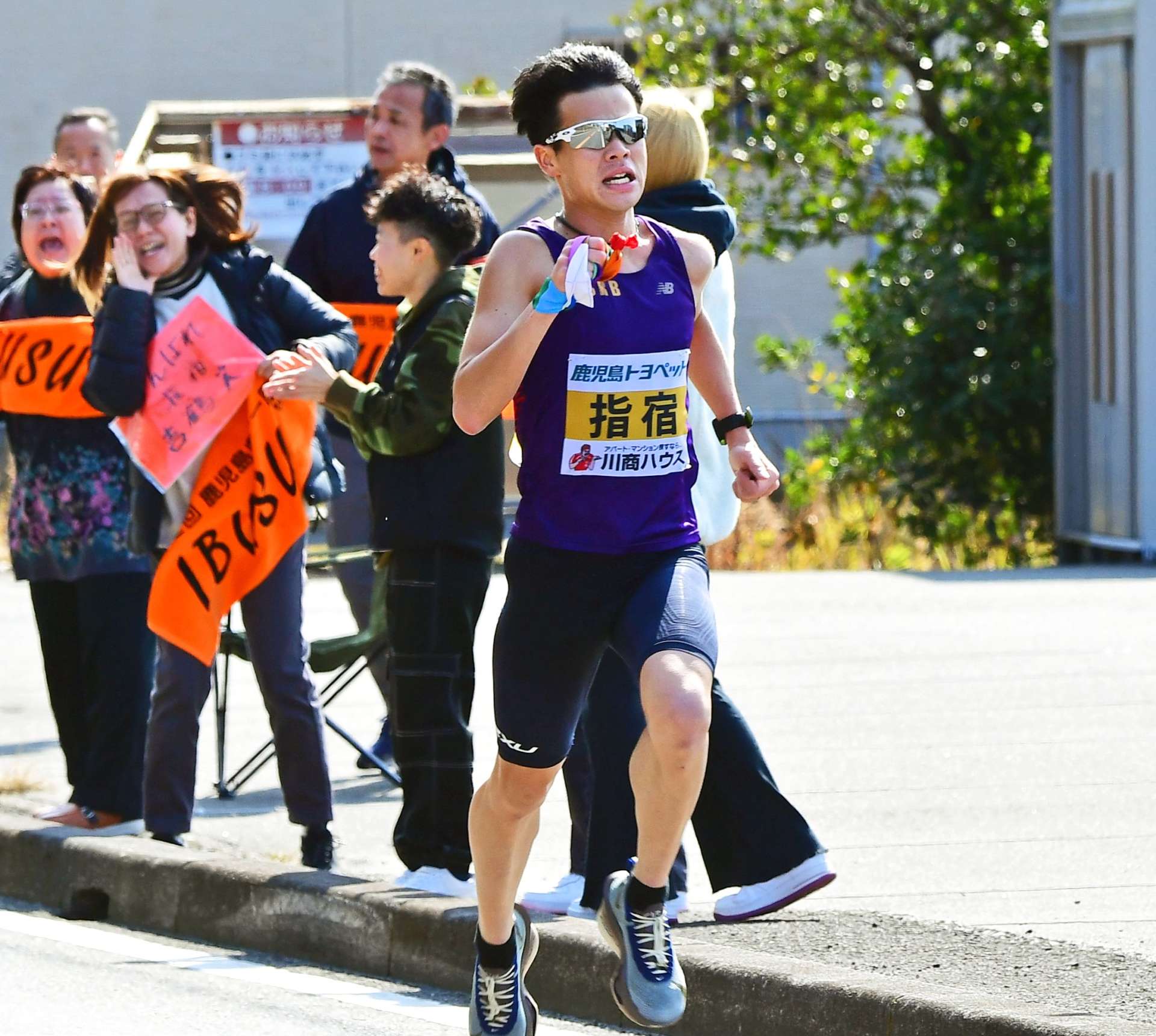沿道の声援を背に力走する指宿の吉鶴実選手＝１６日午後、薩摩川内市西方町