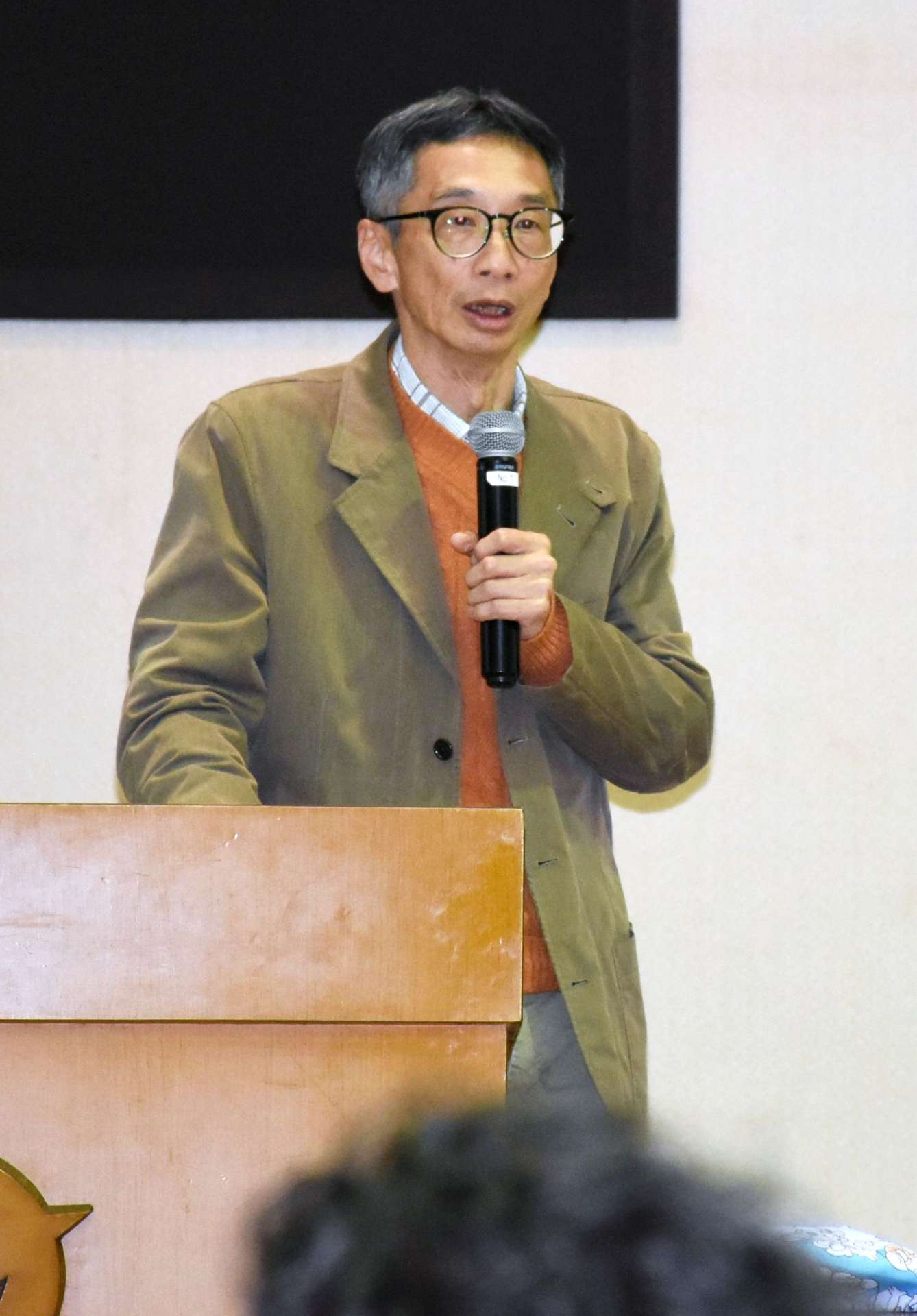「まずは自分の命を守ることが最優先」と防災講演会で訴える井村隆介さん＝大崎町中央公民館