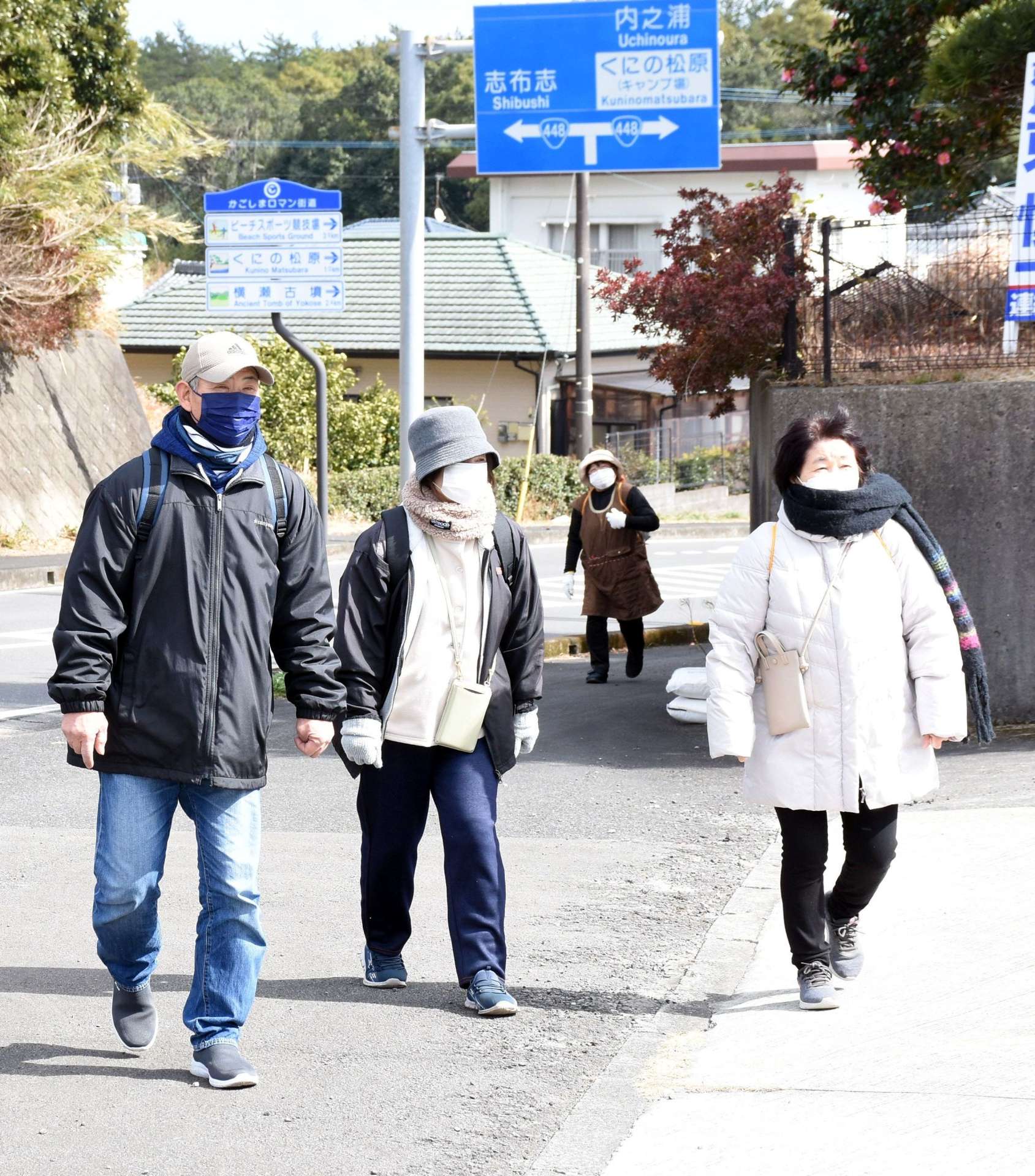 小雪の舞う中、避難場所の高台へ歩いて向かう住民＝大崎町益丸