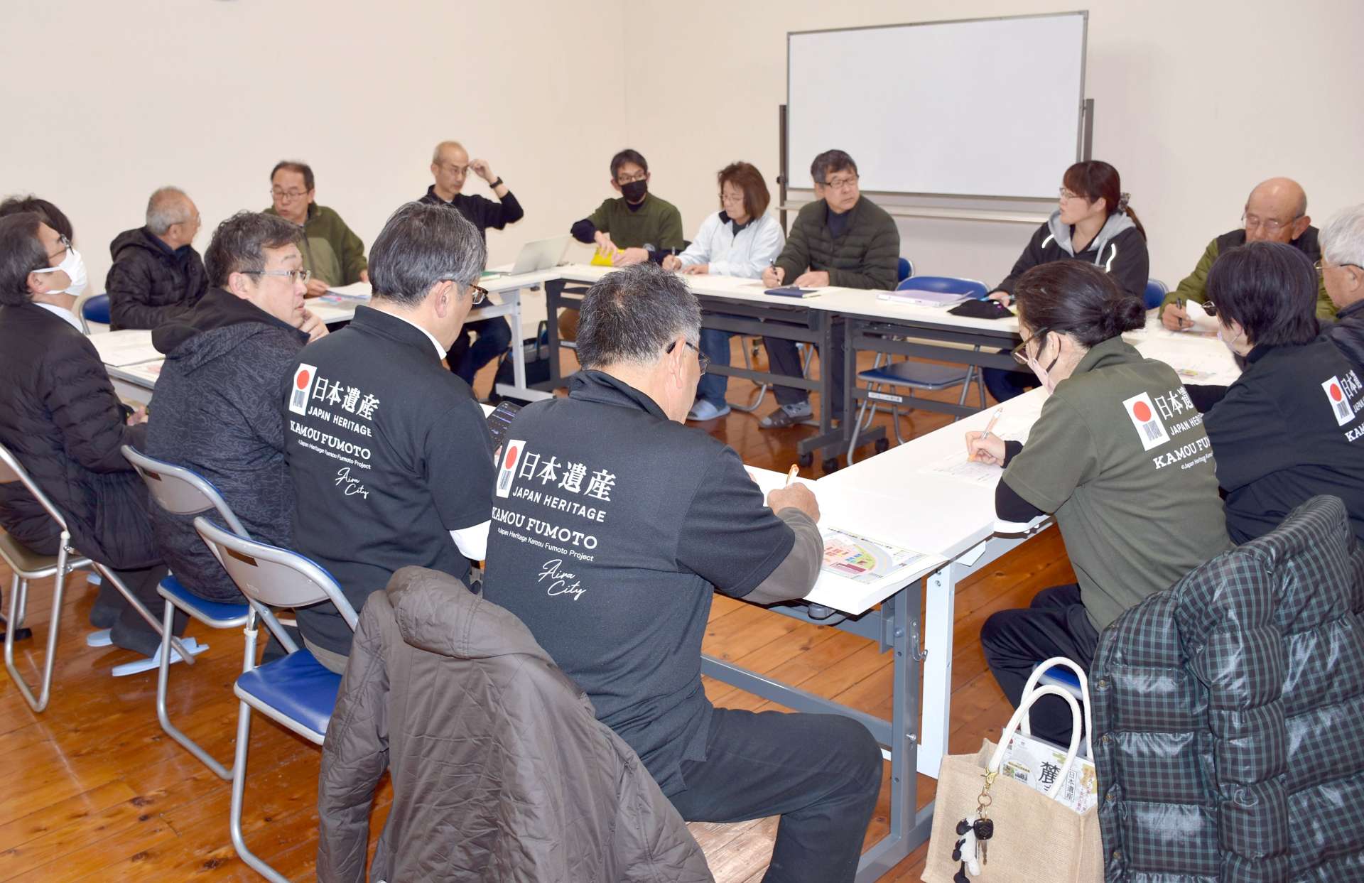 日本遺産を盛り上げる「麓まつり」の打ち合わせをする地元住民ら＝姶良市の蒲生ふるさと交流館