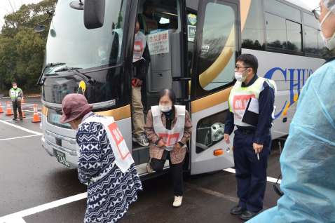 いちき串木野市からバスで避難してきた住民ら＝１６日、姶良市の県森林技術総合センター