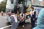 いちき串木野市からバスで避難してきた住民ら＝１６日、姶良市の県森林技術総合センター