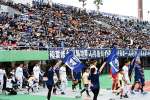 サッカーＪ３・鹿児島ユナイテッドＦＣのホーム開幕戦に詰めかけた観客＝１６日午後、鹿児島市の白波スタジアム