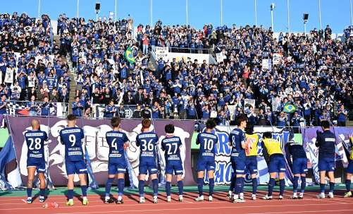 （別カット）サッカーＪ３・鹿児島ユナイテッドＦＣのホーム開幕戦に詰めかけた観客＝１６日、鹿児島市の白波スタジアム
