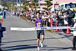 １位でゴールする姶良の樗木颯瑳選手＝１７日午後３時２５分、霧島市隼人