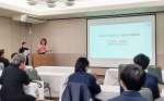焼酎・泡盛の輸出先としての市場の状況を説明する講師ら＝１７日、鹿児島市