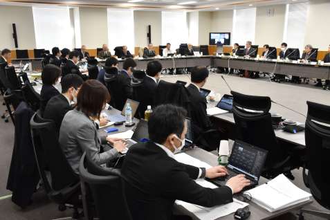 桜島など８火山を重点評価する火山調査委員会＝１７日、文部科学省