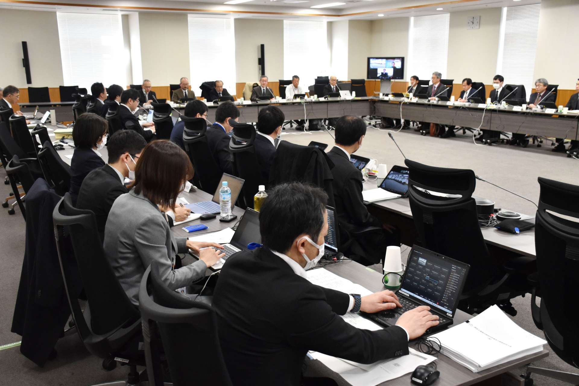 桜島など８火山を重点評価する火山調査委員会＝１７日、文部科学省