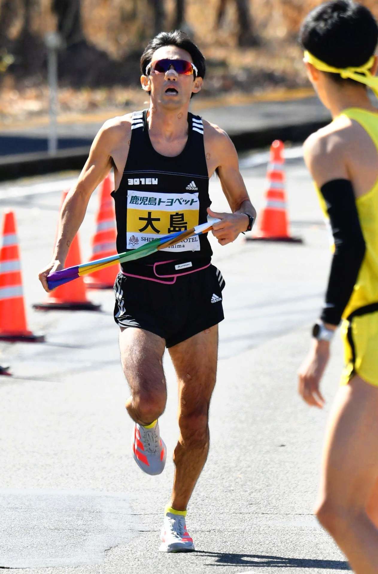 中継所前でラストスパートする大島の田中寛人選手＝１７日午後０時２８分、伊佐市大口曽木