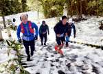 雪の残るコースを駆け抜ける参加者＝いちき串木野市