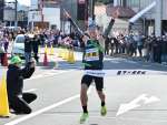 日間優勝を果たしゴールする肝属チーム＝１８日、鹿屋市大手町