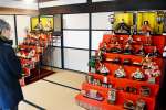 武家屋敷内を彩るひな人形の七段飾り＝志布志市志布志町帖の福山氏庭園