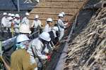 かやぶき屋根の補修を体験する薩南工業高校生＝南九州市知覧
