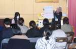 幼児期からの性教育の必要性を語る森山多賀子さん（右）＝１７日、鹿屋市の鹿屋幼稚園