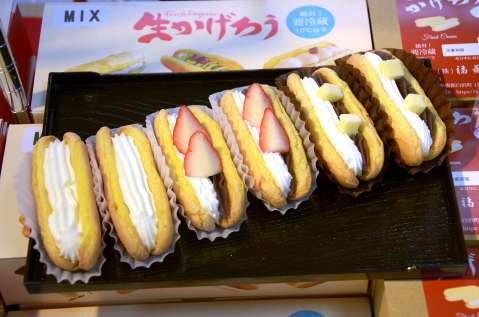 会場で販売する和歌山県の銘菓「生かげろう」＝１８日、鹿児島市の山形屋