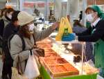 紀伊半島の特産品を求める客でにぎわう会場＝１８日、鹿児島市の山形屋