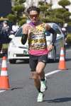懸命に腕を振り中継所に飛び込む伊佐の尾上大樹選手＝１８日午後、肝付町新富