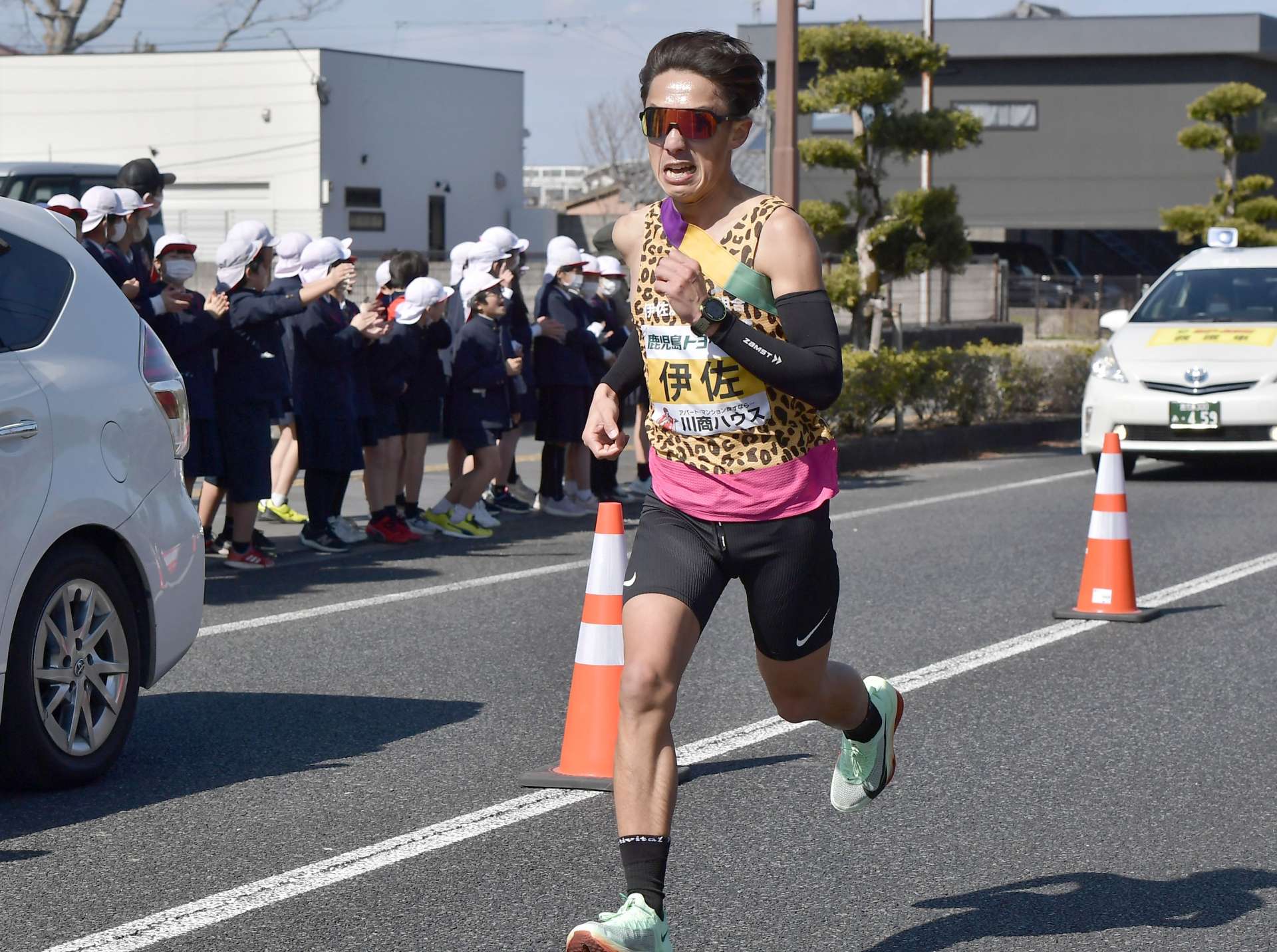 懸命に腕を振り中継所に飛び込む伊佐の尾上大樹選手＝１８日、肝付町新富