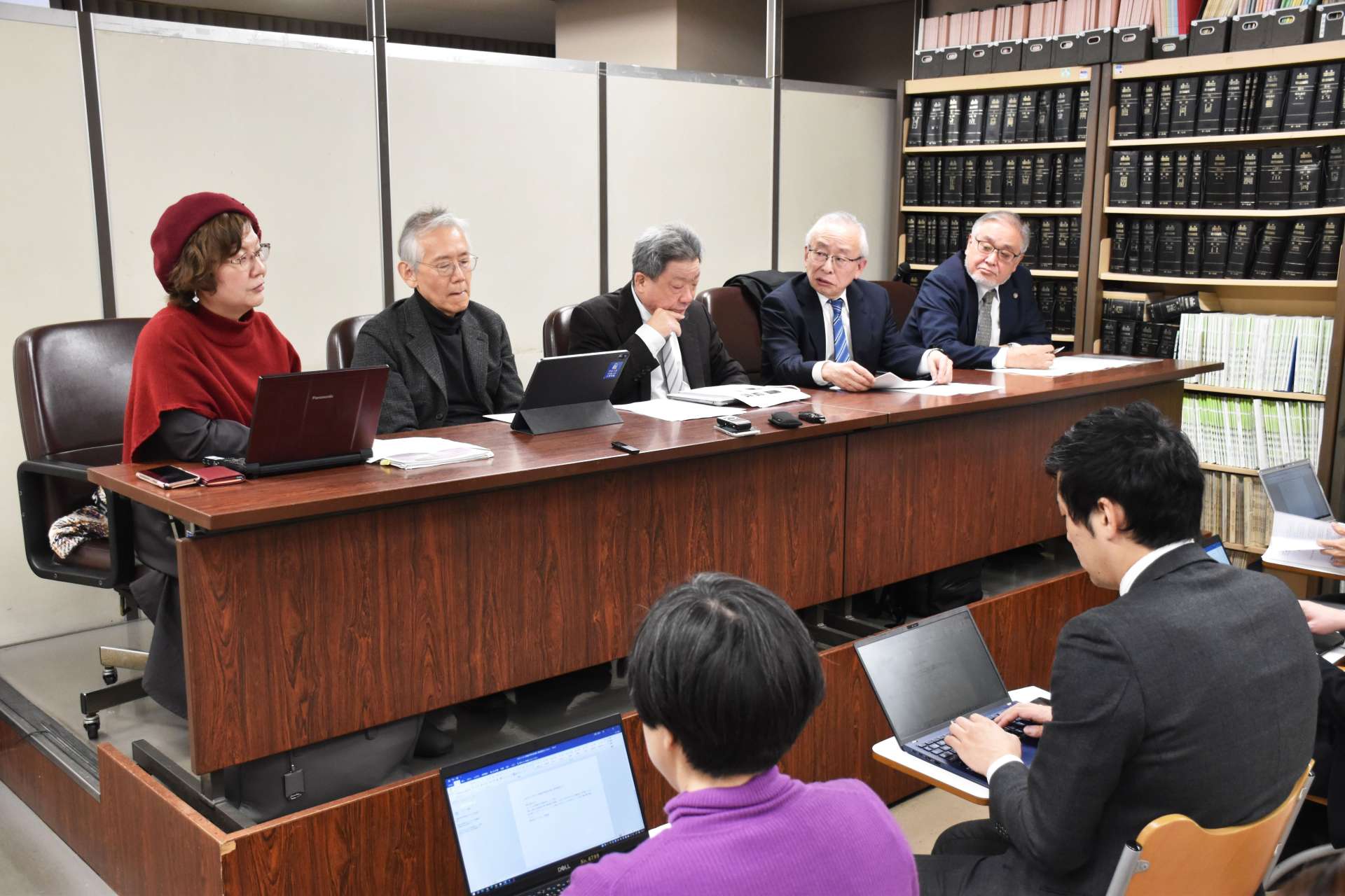 補充書の提出を報告する大崎事件弁護団＝１８日、東京・霞が関