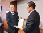 九州防衛局の江原康雄局長（左）に要望書を手渡す上野俊市町長＝１８日（さつま町提供）