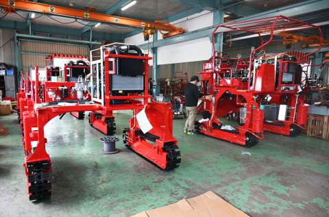 鹿児島茶の発展を支えた松元機工の乗用型茶摘み機＝１８日、南九州市頴娃町牧之内
