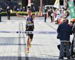 総合優勝のテープを切る姶良の原水幸一選手＝１９日午後２時３４分、鹿児島市のみなと大通り公園