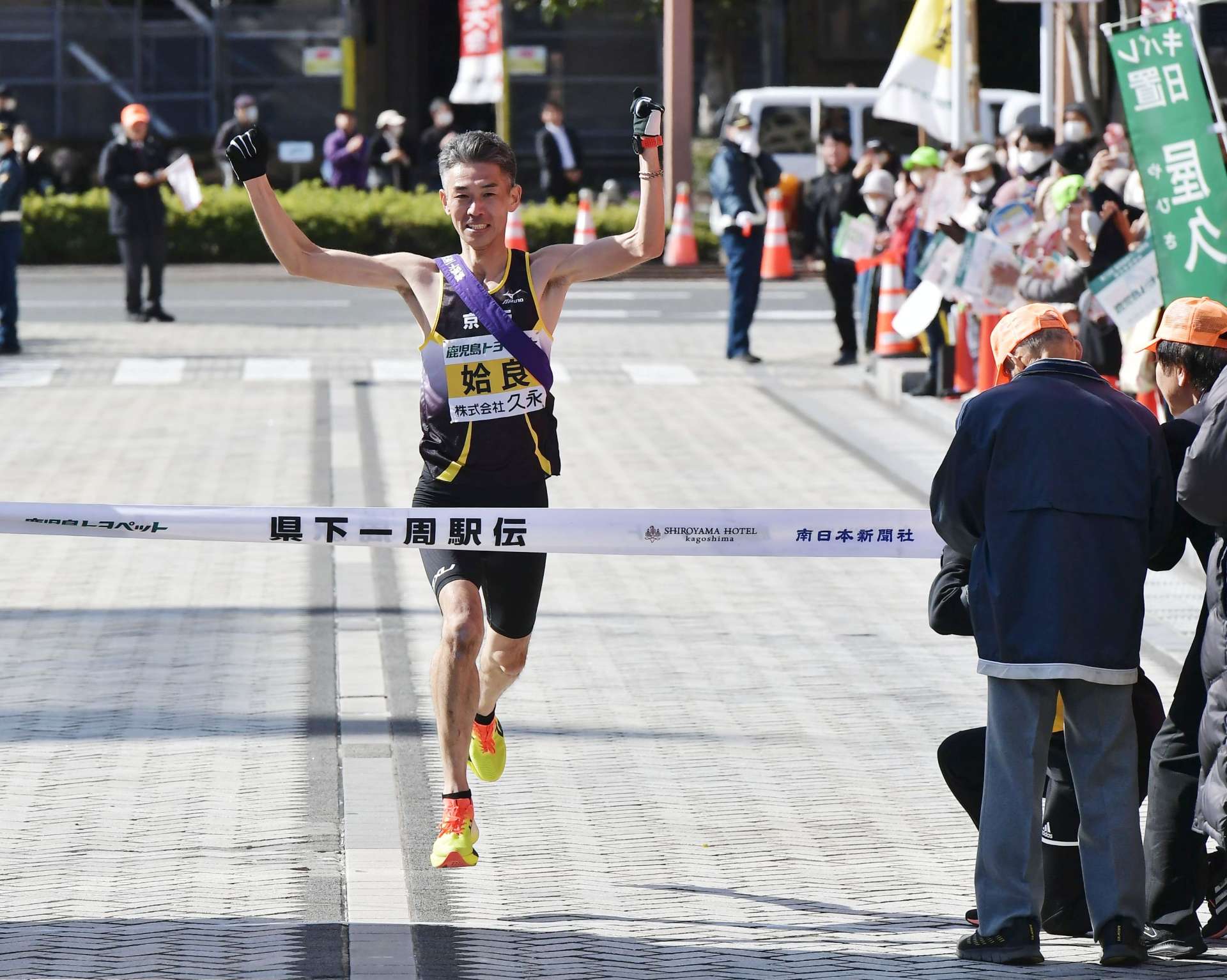 総合優勝のテープを切る姶良の原水幸一選手＝１９日午後２時３４分、鹿児島市のみなと大通り公園