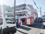 爆発事故があった部屋近くを調べる警察官と消防隊員＝１９日午前９時５５分ごろ、鹿児島市上荒田町