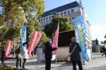 鹿児島県警の不祥事を巡り「県議会に百条委員会設置を」と訴える市民ら＝１９日、鹿児島市の県警本部前