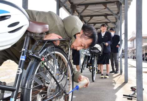 （別カット）生徒の自転車を念入りに点検し整備する有岡直生さん