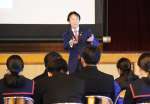 夢を描くことの大切さを訴える講師の中山洋彦さん＝１４日、指宿市の西指宿中学校