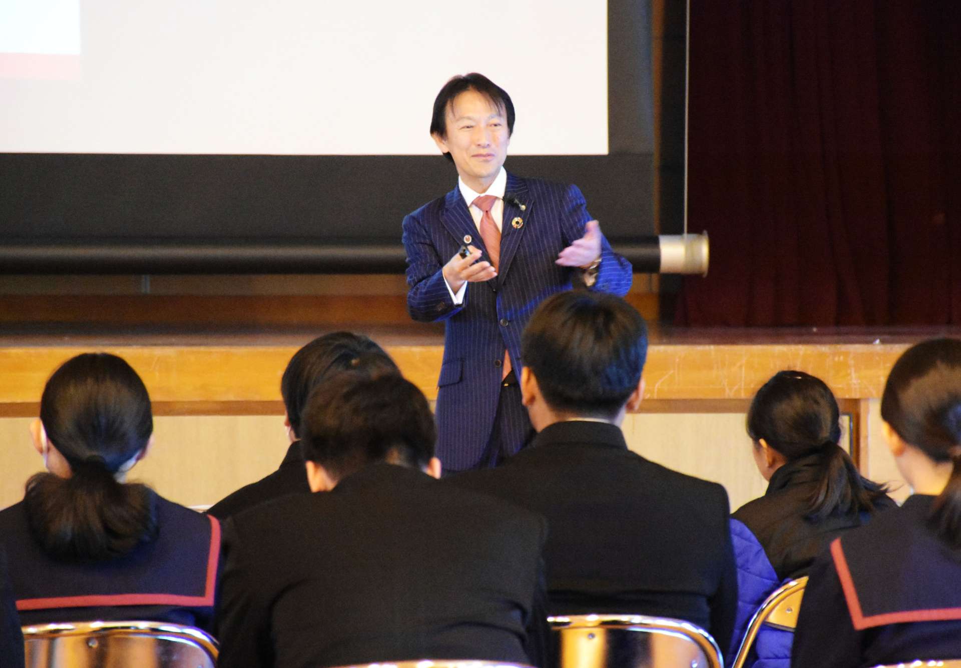 夢を描くことの大切さを訴える講師の中山洋彦さん＝１４日、指宿市の西指宿中学校