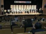 ４０回記念演奏会で客席を沸かせる「コールわかさ」のメンバー＝西之表市民会館