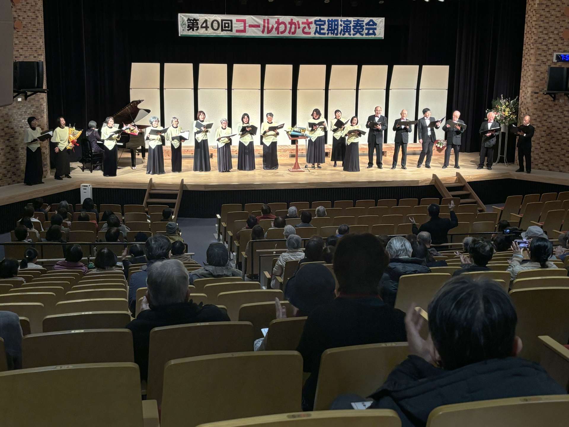 ４０回記念演奏会で客席を沸かせる「コールわかさ」のメンバー＝西之表市民会館