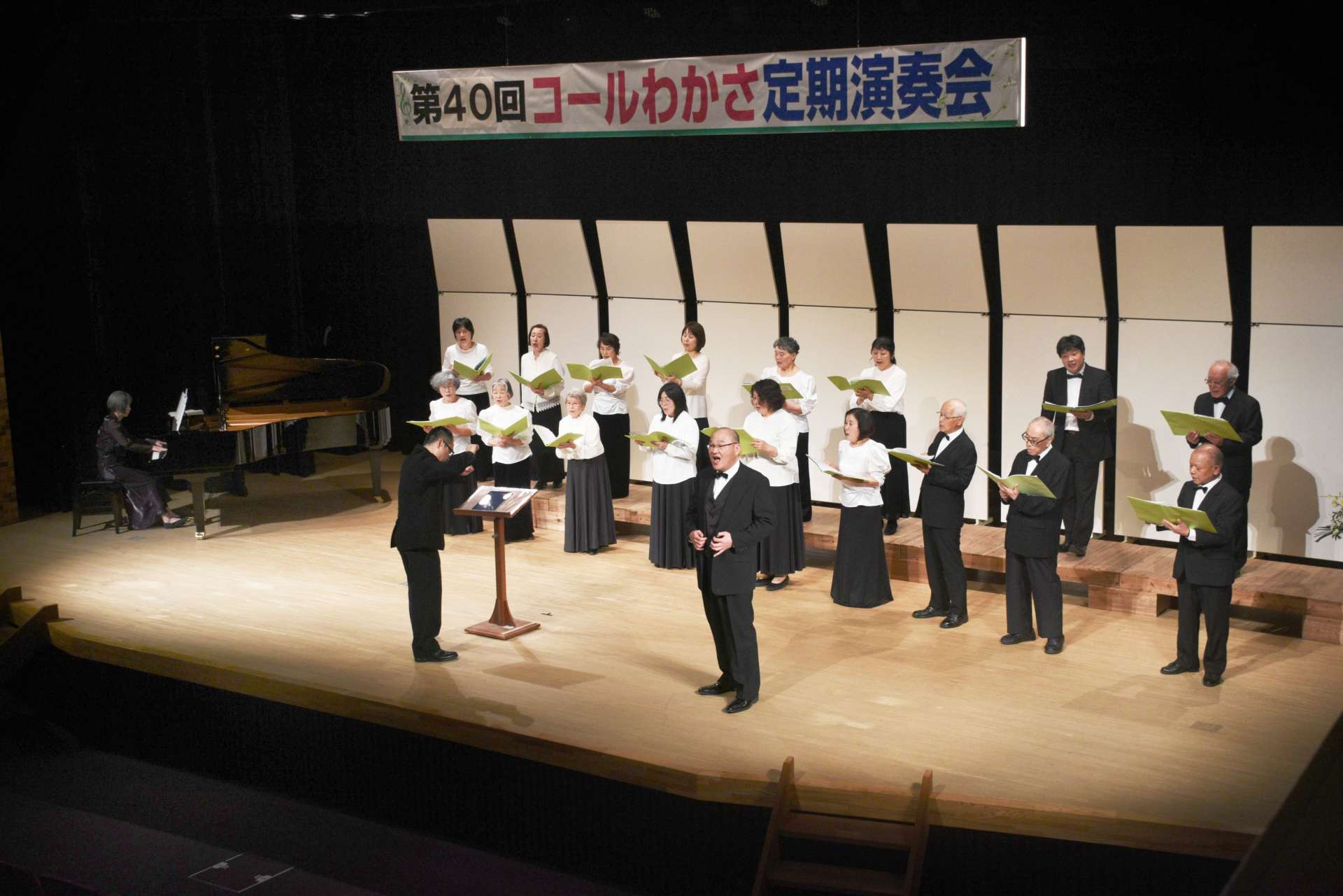 ４０回記念演奏会で美声を披露する「コールわかさ」のメンバー＝西之表市民会館