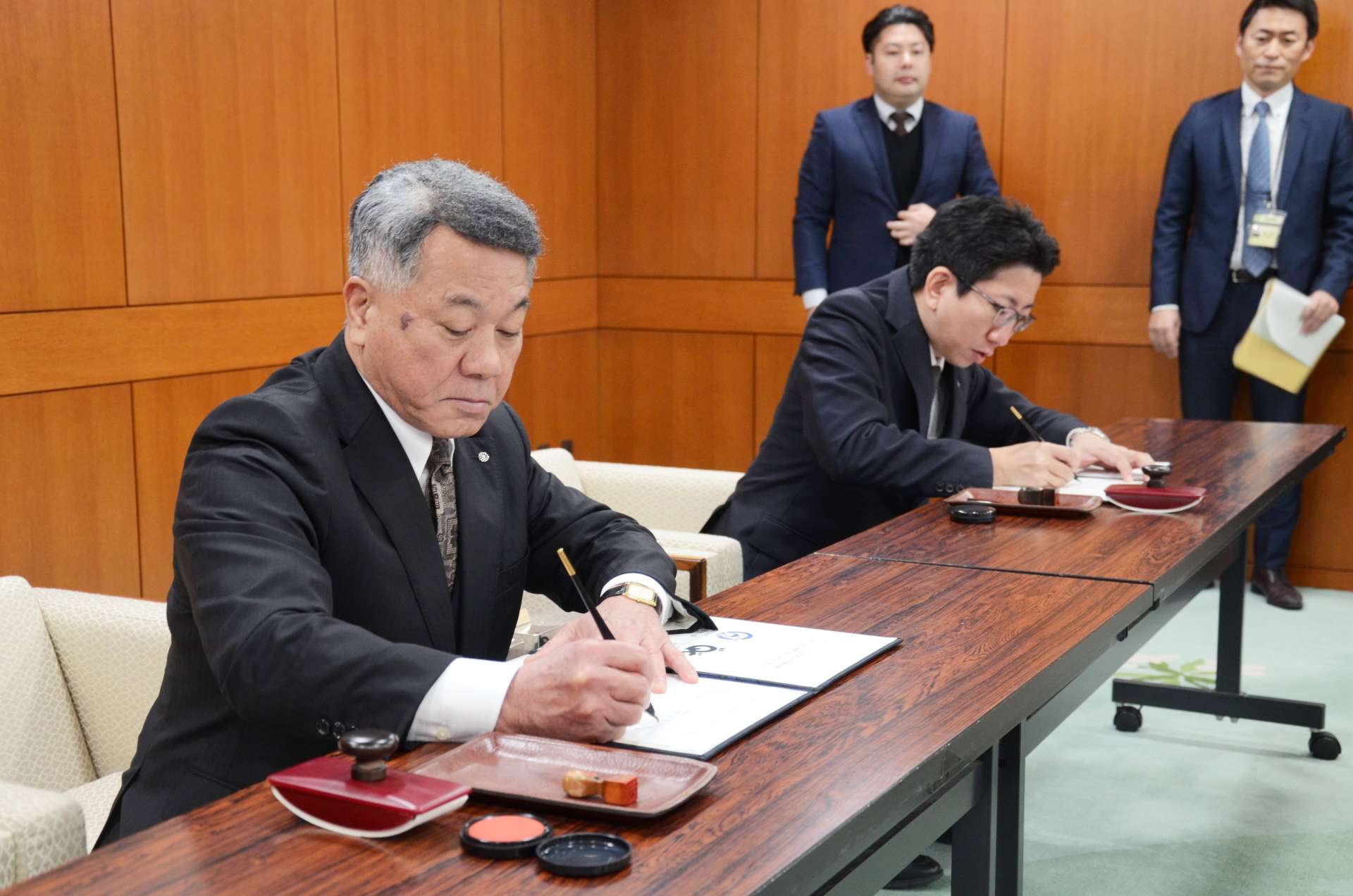 希少生物の保護に関する連携協定に調印する大和村の伊集院幼村長（左）と下鶴隆央・鹿児島市長＝１８日、市役所